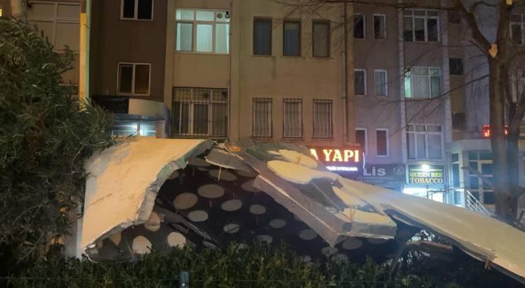 İstanbul - Fırtına nedeniyle Beylikdüzü'nde 15 katlı binanın dış cephesi uçtu; Ataşehir'de ağaç devrildi