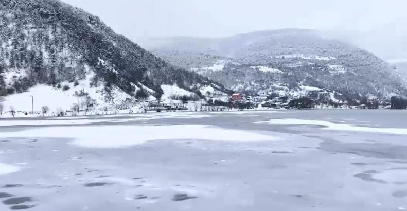 Buz tutan Çubuk Gölü, dronla görüntülendi