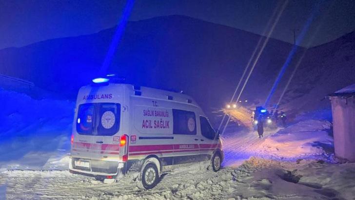 Yolu çığ nedeniyle kapanan mahalledeki 2 hastayı, ekipler hastaneye ulaştırdı