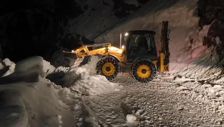 Siirt'te çığ düşen köy yolu ulaşıma açıldı