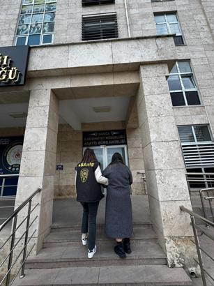 Otel odasında bıçaklı gaspa tutuklama