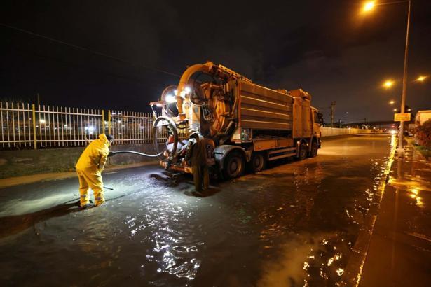 İzmir'i sağanak vurdu; 320 konut, 78 iş yeri ve 5 kamu binasını su bastı