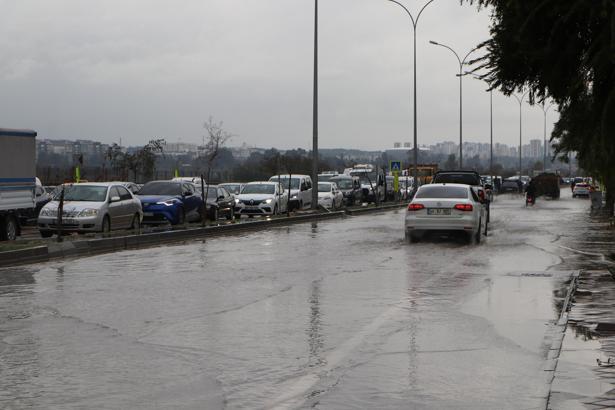Adana'da sağanak hayatı olumsuz etkiledi / Ek fotoğraflar