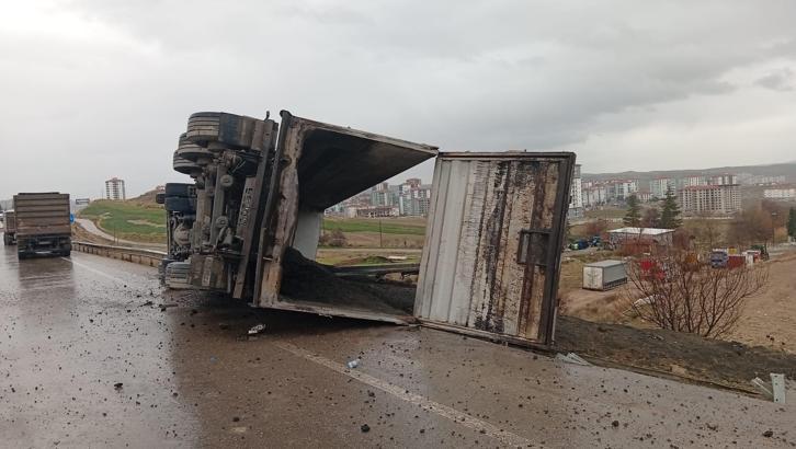 Ankara'da kömür yüklü TIR devrildi