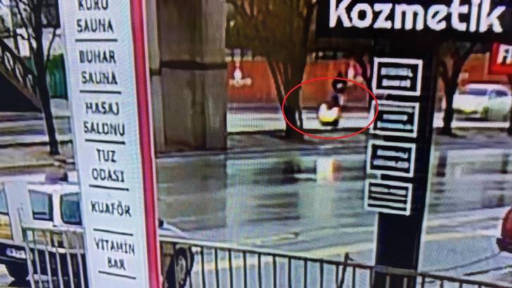 Devrilen motosikletin sürücüsü bariyere ve ağaca çarpıp öldü