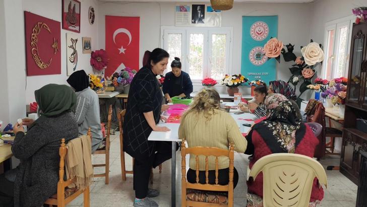 Toprakkale’de kadınlar eva çiçek kursuyla meslek ediniyor