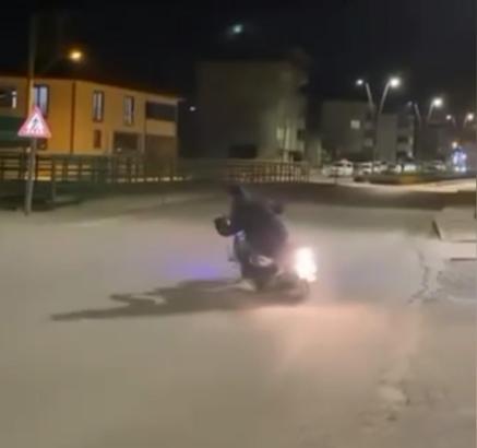 Kasksız sürücünün motosikletle drift attığı anlar kamerada