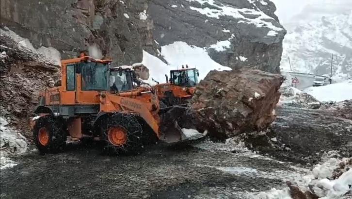 Beytüşşebap’ta dağdan kopan kaya yolu ulaşıma kapattı