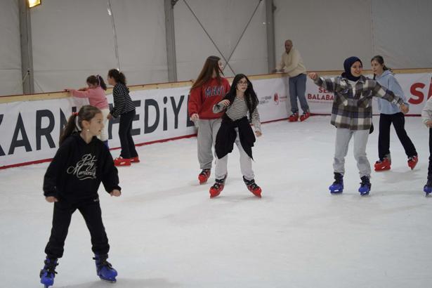 Yunusemre'de öğrenciler buz pistinde patenle tanıştı