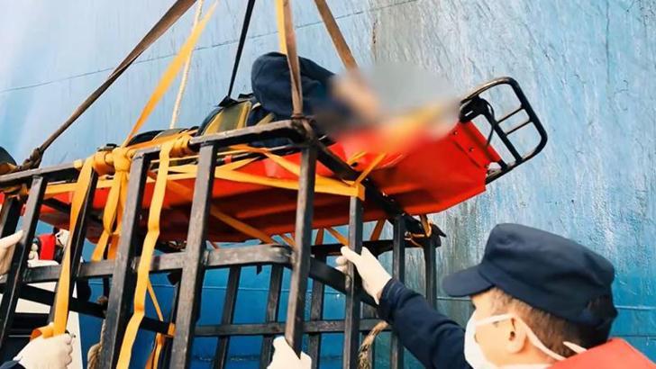 Gemide fenalaşan kişi, Sahil Güvenlik ekipleri tarafından tahliye edildi