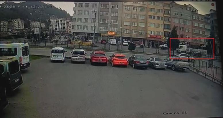 Kamyon kasasında patlayan yangın tüpü, otobüsün üzerine düştü