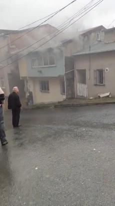 İstanbul- Arnavutköy’de iki katlı evde yangın: 2 kişi dumandan etkilendi