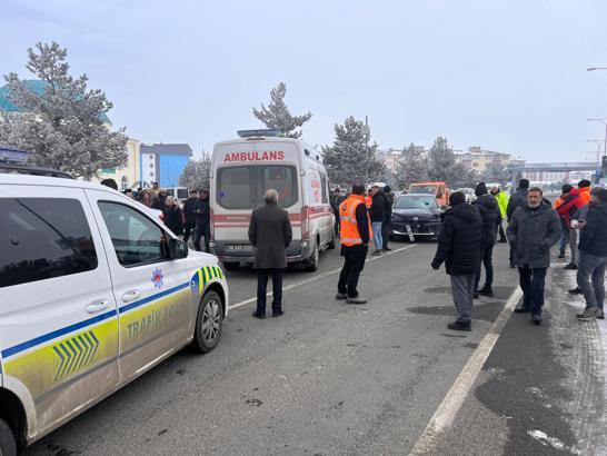 Otomobilin çarptığı yaya kalp masajına rağmen kurtarılamadı