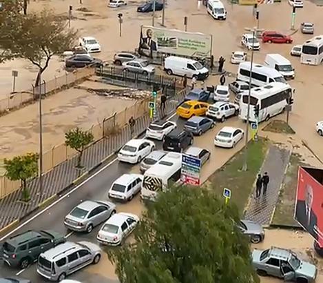 Adana’da sağanak hayatı olumsuz etkiledi (5)