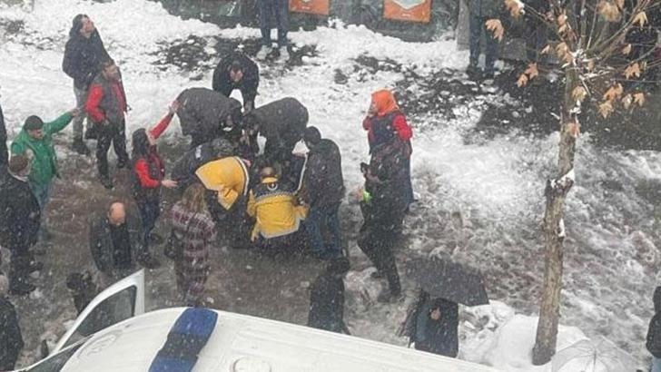 Çatıdan üzerine kar kütlesi düşen kadın öldü