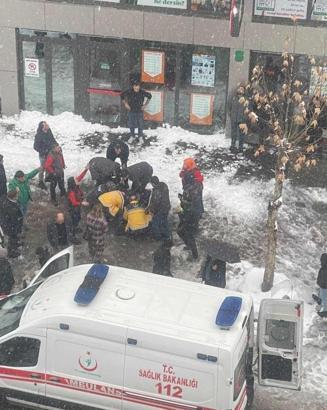 Çatıdan üzerine kar kütlesi düşen kadın öldü