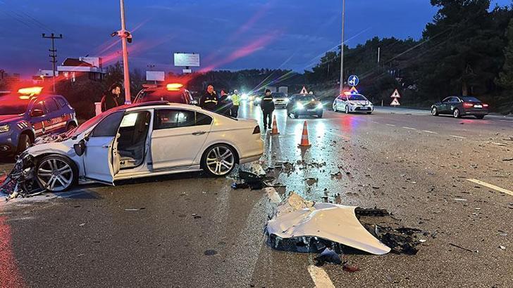 Çanakkale’de 2 otomobil çarpıştı; 1’i ağır 5 yaralı