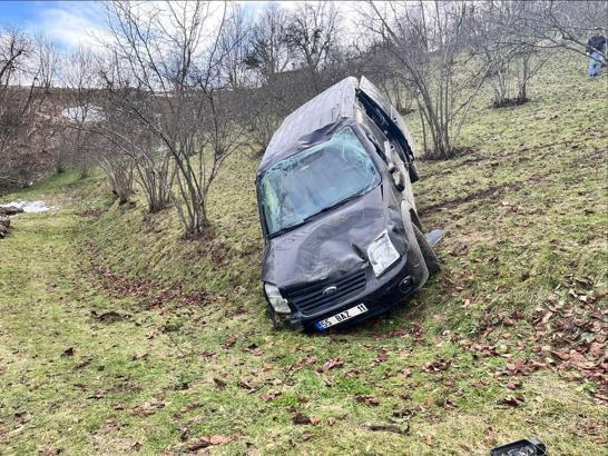 Hafif ticari araç, fındık bahçesine yuvarlandı: 1 ölü, 2 yaralı