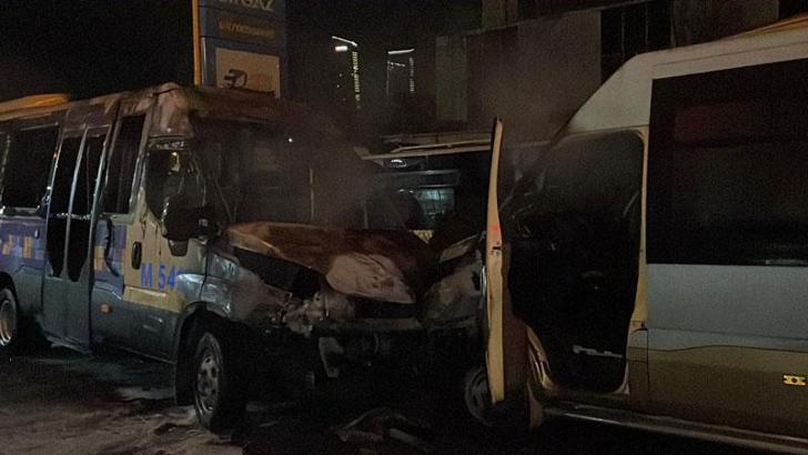 Kağıthane’de akaryakıt istasyonunda 2 minibüs alev alev yandı