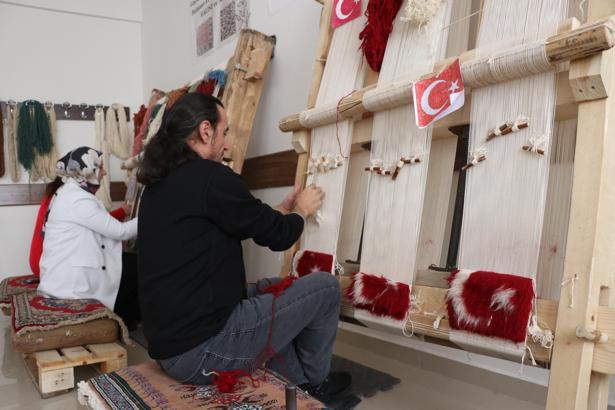 Kayseri’de 2 öğretmen, halı dokuma geleneğini yaşatmak için okulda atölye kurdu / Ek fotoğraflar