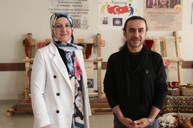 Kayseri’de 2 öğretmen, halı dokuma geleneğini yaşatmak için okulda atölye kurdu