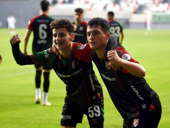 Karşıyaka evinde moral arıyor