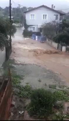 İzmir'de sağanak su baskınlarına neden oldu