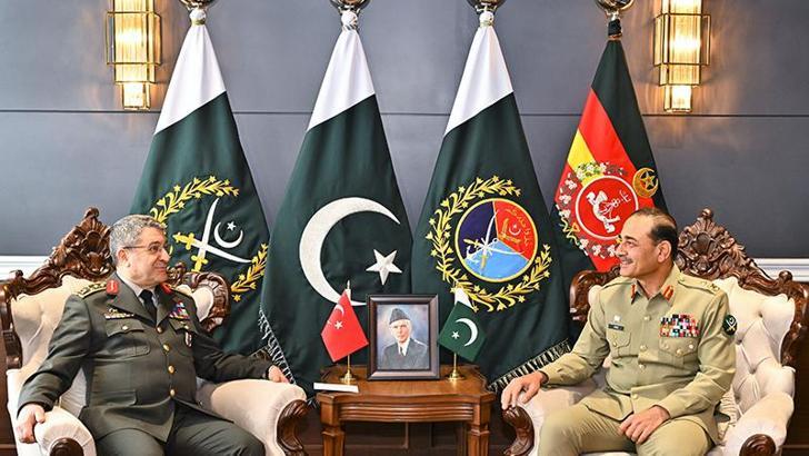 Genelkurmay Başkanı Orgeneral Bayraktaroğlu, Pakistan Savunma Bakanı Asif ile bir araya geldi
