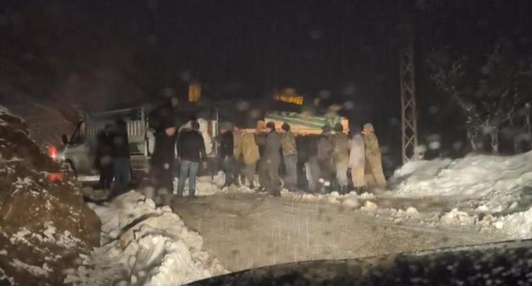 Sason’da kar nedeniyle kapanan köy yolunda cenaze için çalışma yapıldı