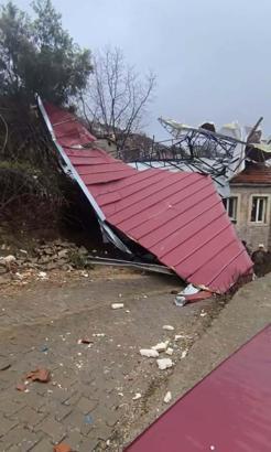 Aydın'da fırtına çatıyı uçurdu; 2 ev zarar gördü
