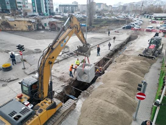 Büyükşehir Belediyesi, Kartal Kavşağı’nda alt yapı çalışmalarını sürdürüyor