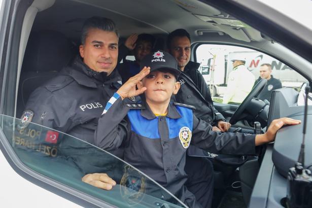 Depremzede çocuklar üniforma giydi