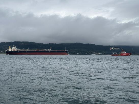 Bozcaada açıklarında karaya oturan tanker, bakım için Yalova'ya götürülüyor