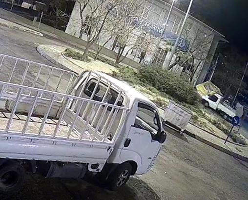 Kamyonet, taksi durağına çarptı