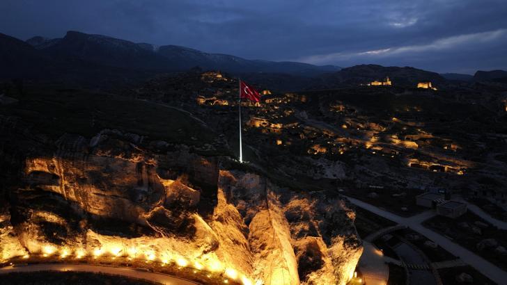Hasankeyf’te ışıklandırılan Şaab Vadisi ve kale bölgesi dronla görüntülendi