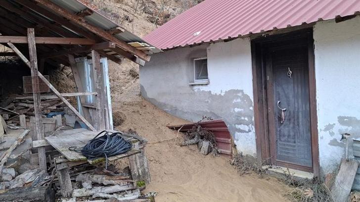 Heyelan sonrası 3 ev, tedbir amacıyla boşaltıldı