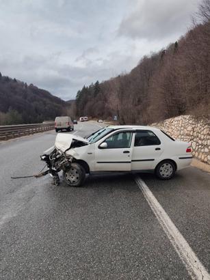 Sürücüsünün direksiyon hakimiyetini kaybettiği otomobil bariyerlere çarptı: 3 yaralı