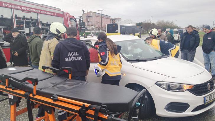 İstanbul- Silivri'de iki otomobil kafa kafaya çarpıştı: 1'i ağır 4 yaralı