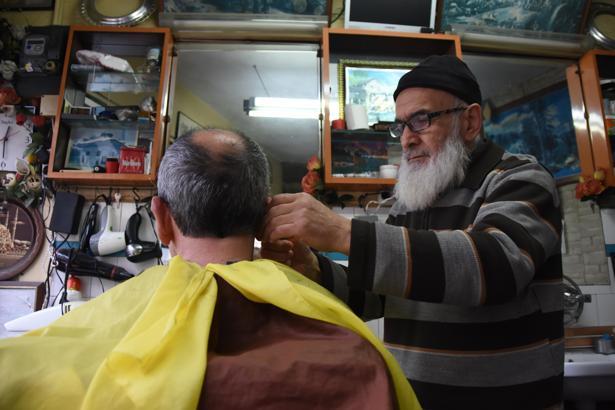 104 yıllık berber dükkanında yarım asırdır mesleğini sürdürüyor