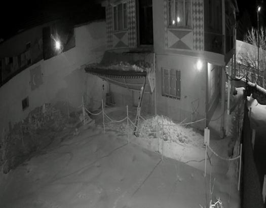 Üzerine kar düşen sundurma çöktü; o anlar kamerada