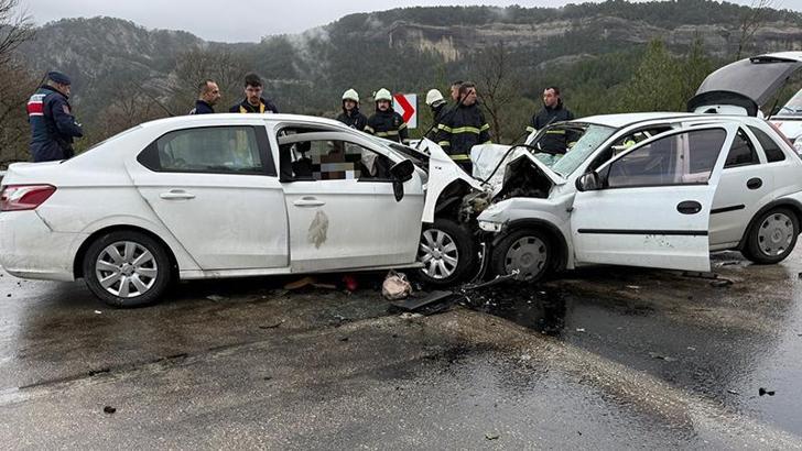Burdur'da iki otomobil kafa kafaya çarpıştı; 7 ölü, 5 yaralı