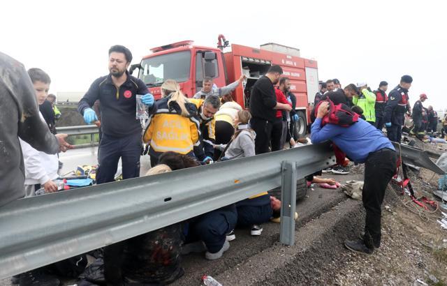 Antalya'da yolcu otobüsü devrildi; 8 ölü, 26 yaralı / Ek fotoğraflar