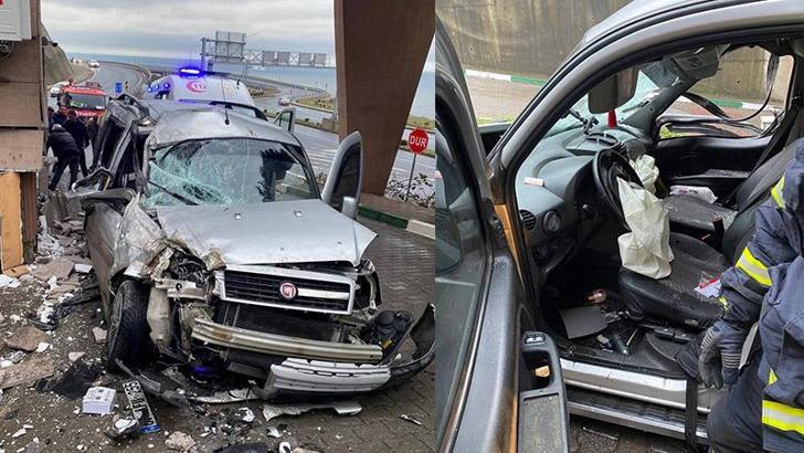 Hastanenin güvenlik kulübesine çarpan hafif ticari araçtaki baba ve oğlu yaralandı