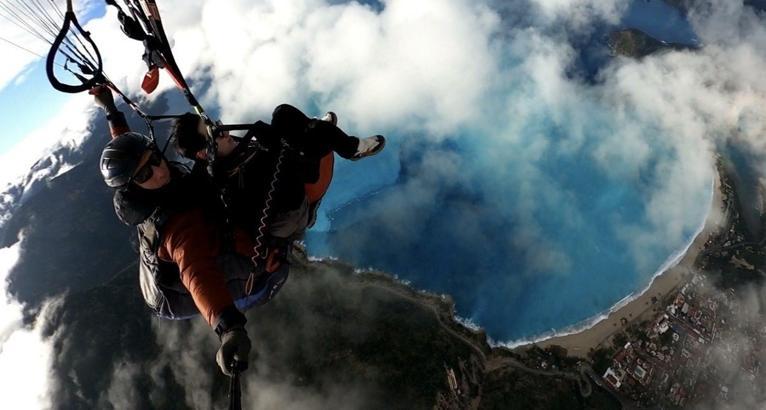 Yamaç paraşütü sırasında Ölüdeniz'de oluşan renk geçişleri görüntülendi