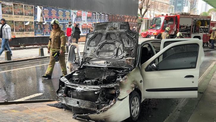 İstanbul - Şişli'de seyir halindeki otomobil alev alev yandı