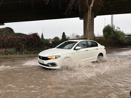 İzmir'de sağanak; cadde ve sokaklar göle döndü