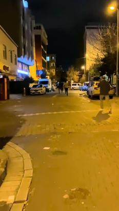 İstanbul- Esenyurt'ta taksinin kapısını zorlayan şüpheli, kendisine müdahale edenleri palayla kovaladı