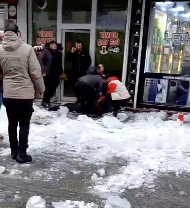 Ağrı’da çatıdan akan kar kütlesinin altında kalıp, yaralandı