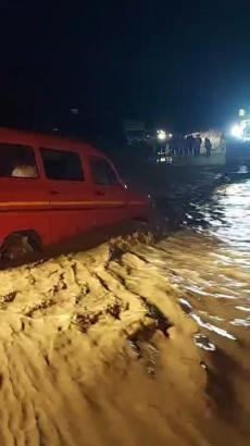 Aydın’da taşan çayda mahsur kalan minibüsteki aile kurtarıldı