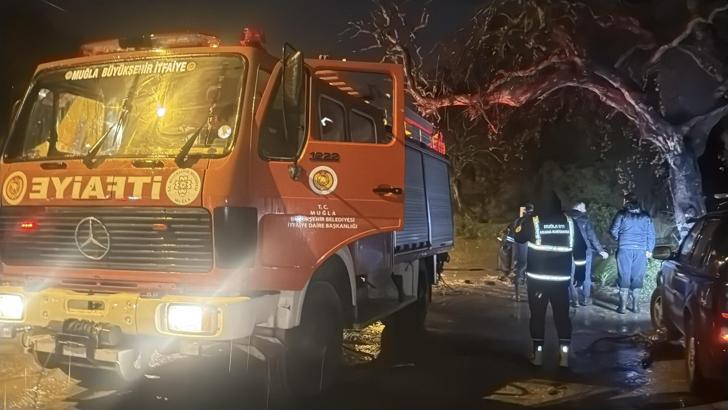 Bodrum’da sağanak; araç dereye kapıldı, evleri su bastı